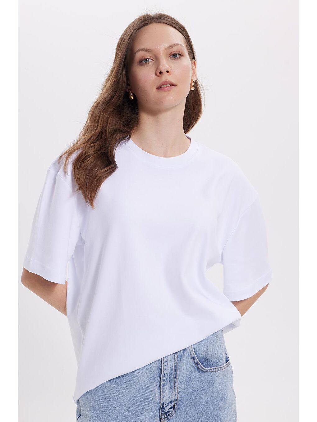 Kadın Oversize Geniş Kesim %100 Pamuk Yumuşak Dokulu Basic Bisiklet Yaka Beyaz Tişört-1