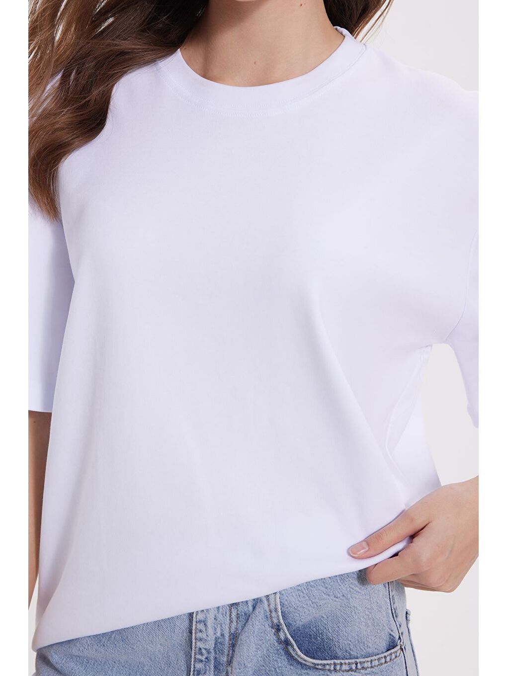 Kadın Oversize Geniş Kesim %100 Pamuk Yumuşak Dokulu Basic Bisiklet Yaka Beyaz Tişört-3
