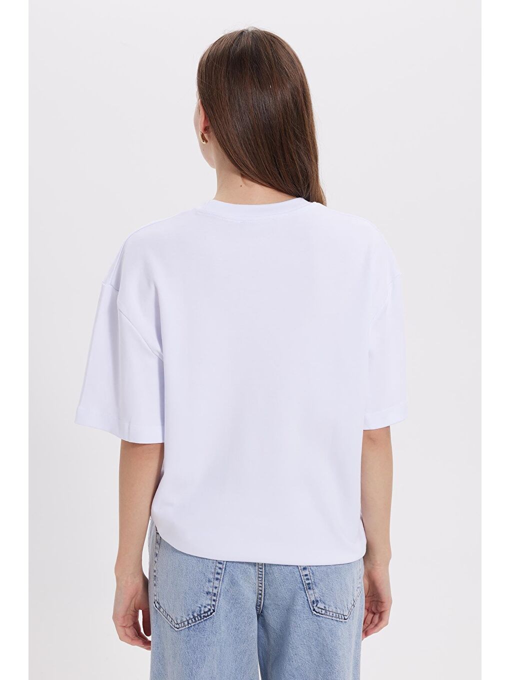 Kadın Oversize Geniş Kesim %100 Pamuk Yumuşak Dokulu Basic Bisiklet Yaka Beyaz Tişört-5