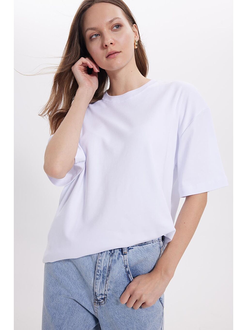 Kadın Oversize Geniş Kesim %100 Pamuk Yumuşak Dokulu Basic Bisiklet Yaka Beyaz Tişört-6