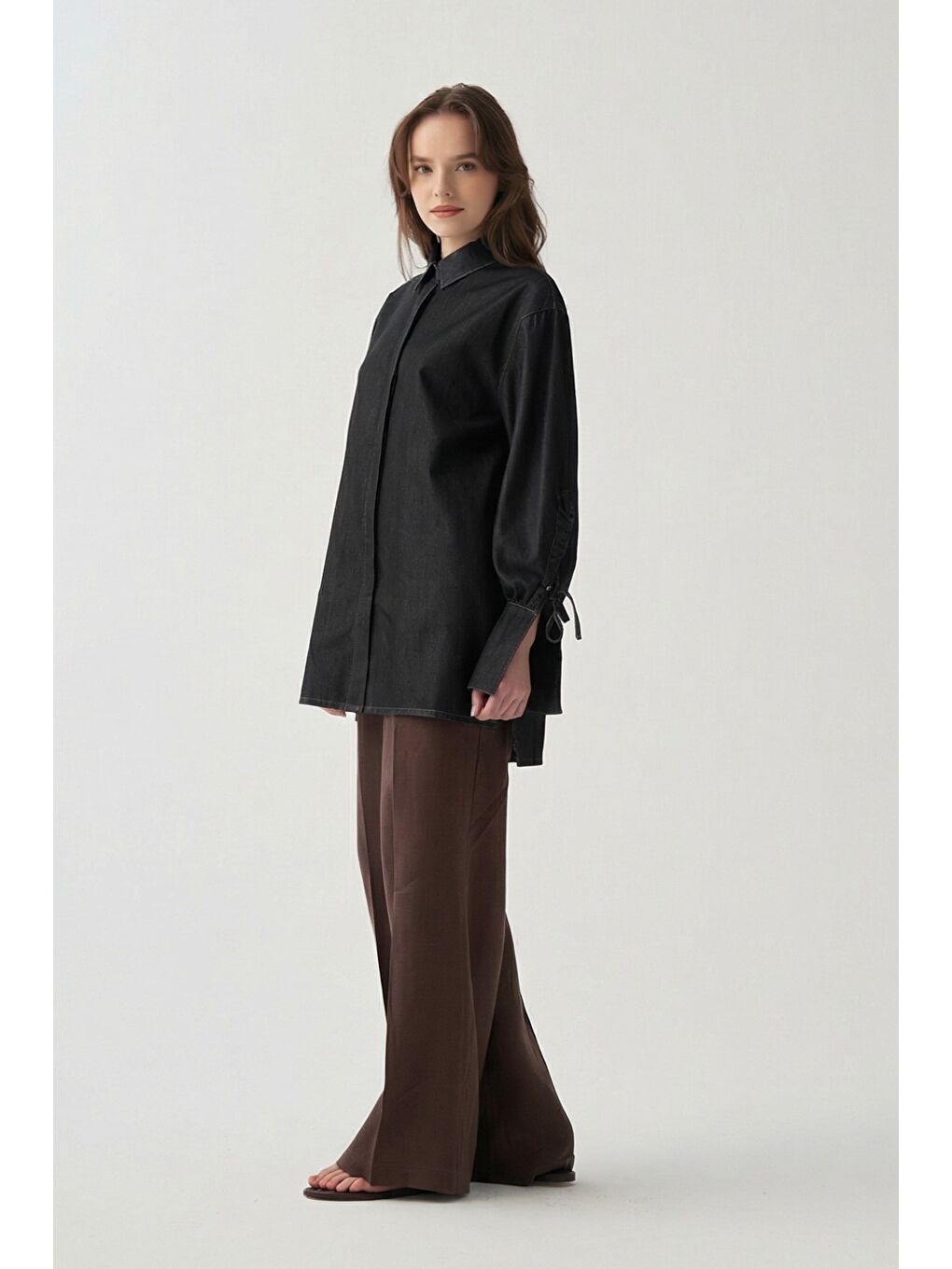 Siyah-Kolu Büzgü Detaylı Denim Gömlek-2