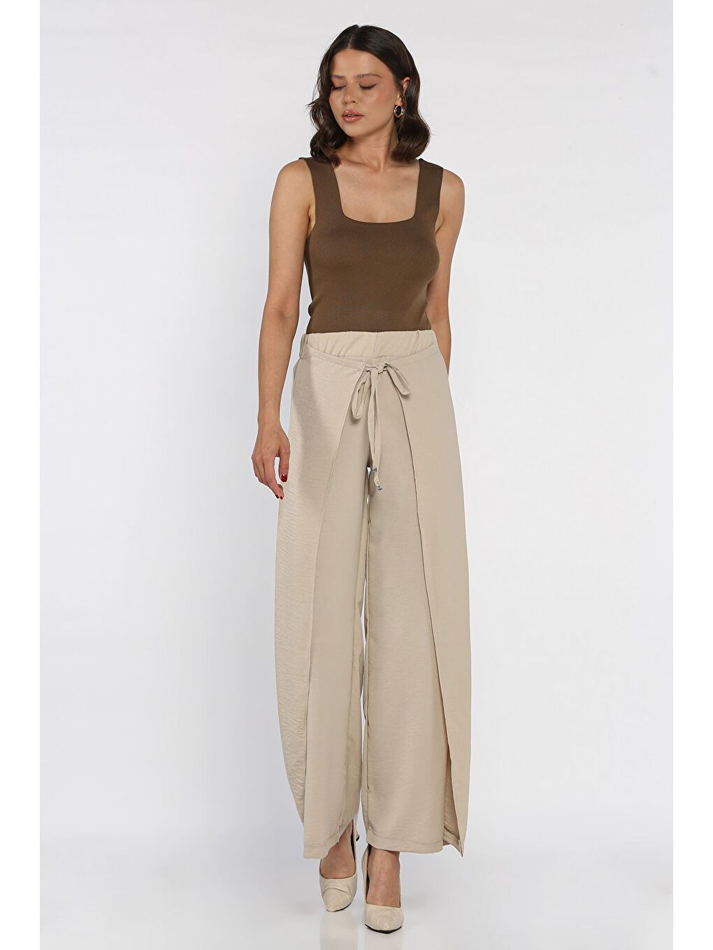 Bej Yırtmaç Detaylı Kapaklı Bol Paça Kadın Pantolon-1