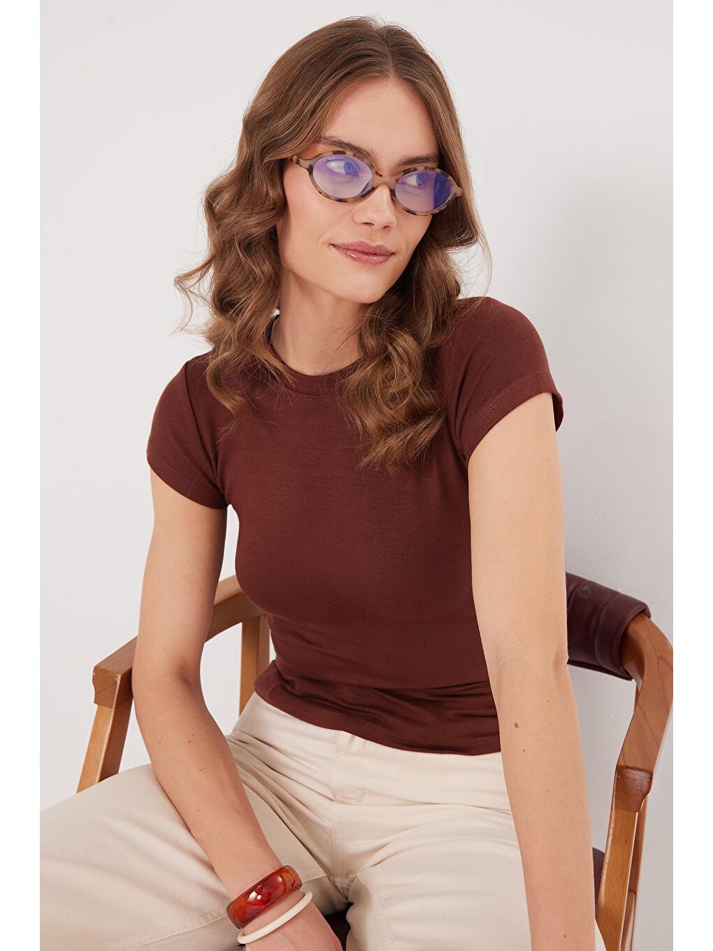 Kadın Regular Fit Klasik Kesim Bisiklet Yaka Viskon Kumaş Ultra Soft Kahverengi Tişört