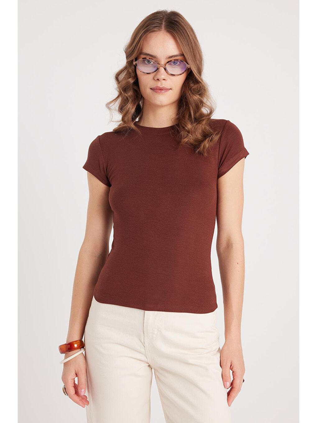 Kadın Regular Fit Klasik Kesim Bisiklet Yaka Viskon Kumaş Ultra Soft Kahverengi Tişört-1