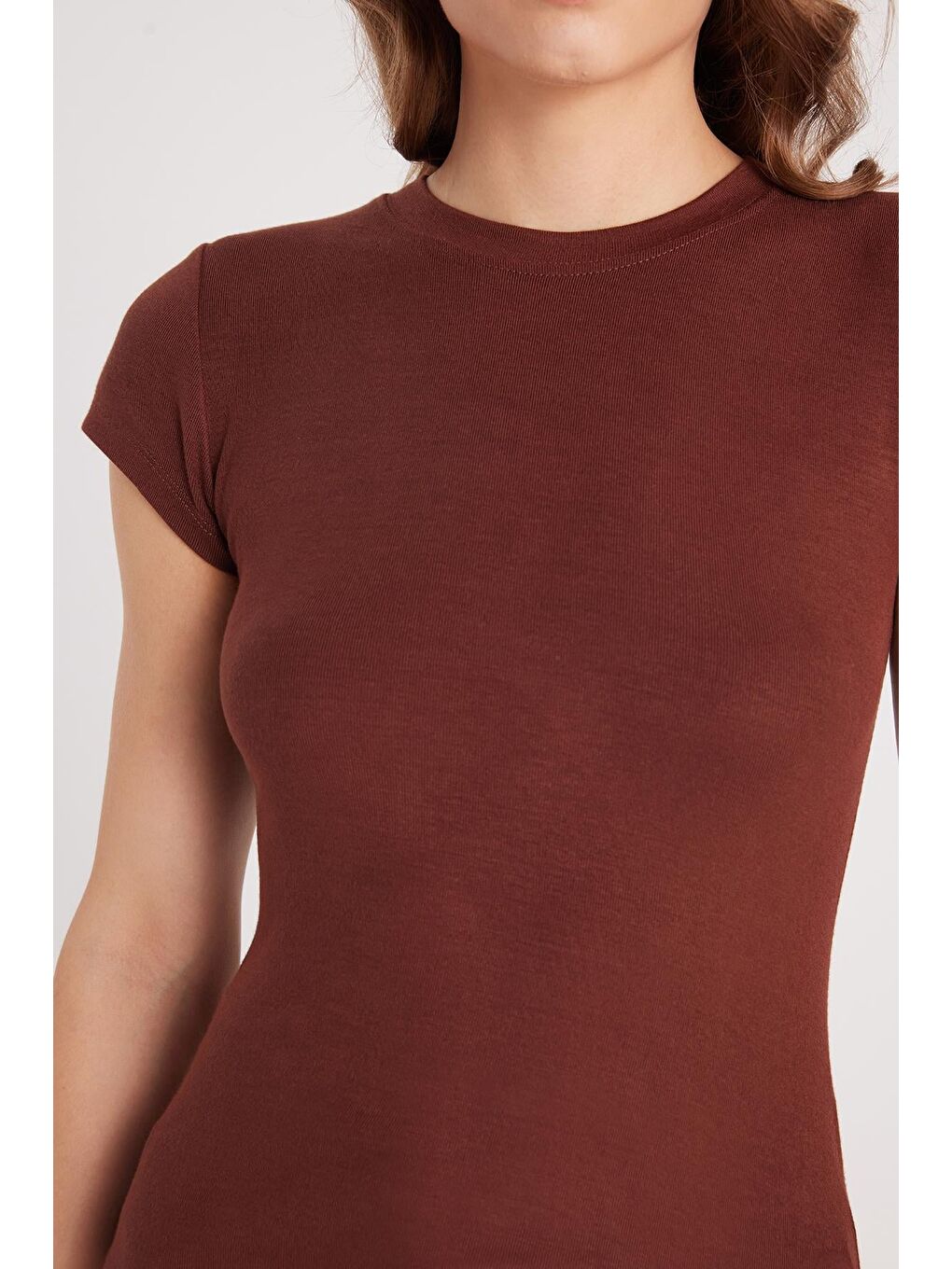 Kadın Regular Fit Klasik Kesim Bisiklet Yaka Viskon Kumaş Ultra Soft Kahverengi Tişört-2
