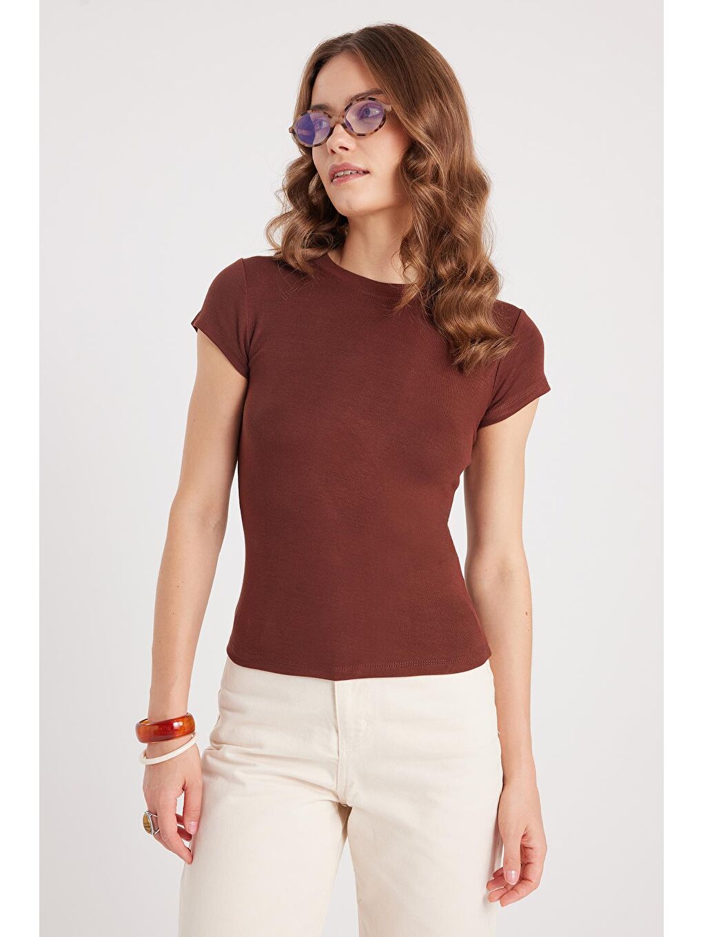 Kadın Regular Fit Klasik Kesim Bisiklet Yaka Viskon Kumaş Ultra Soft Kahverengi Tişört-3
