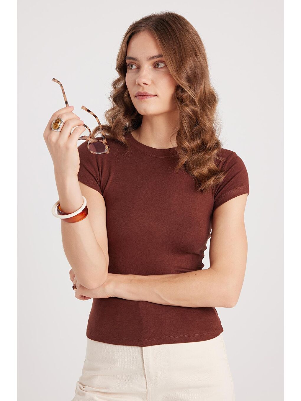 Kadın Regular Fit Klasik Kesim Bisiklet Yaka Viskon Kumaş Ultra Soft Kahverengi Tişört-4