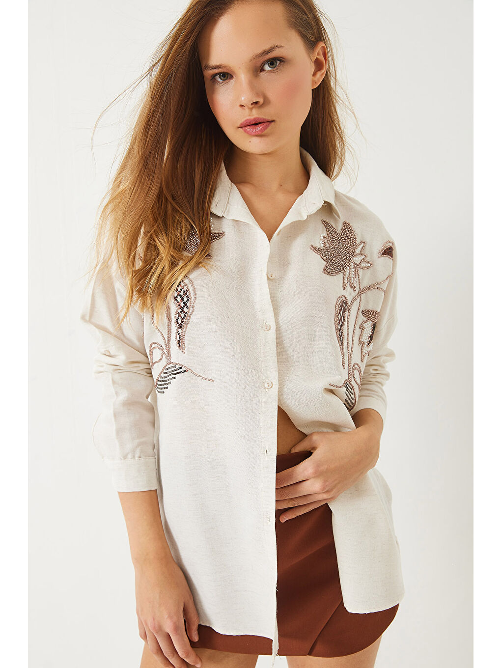 Bej Kadın Boncuk Taş Nakış İşlemeli Keten Aerobin Oversize Gömlek-1
