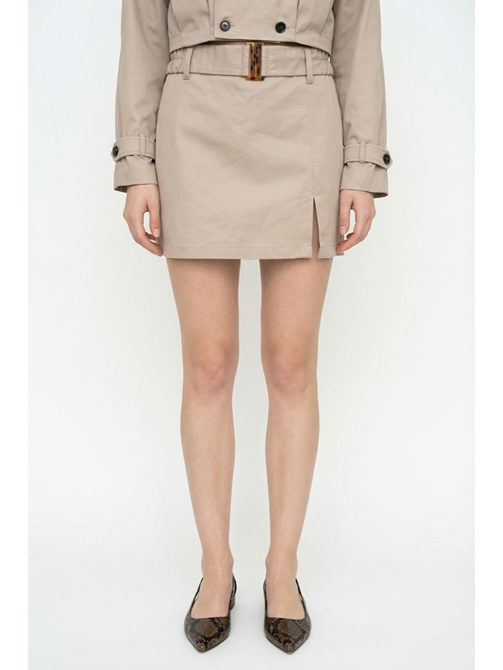 Kemerli Ön Yırtmaçlı Mini Şort Etek Bej-1