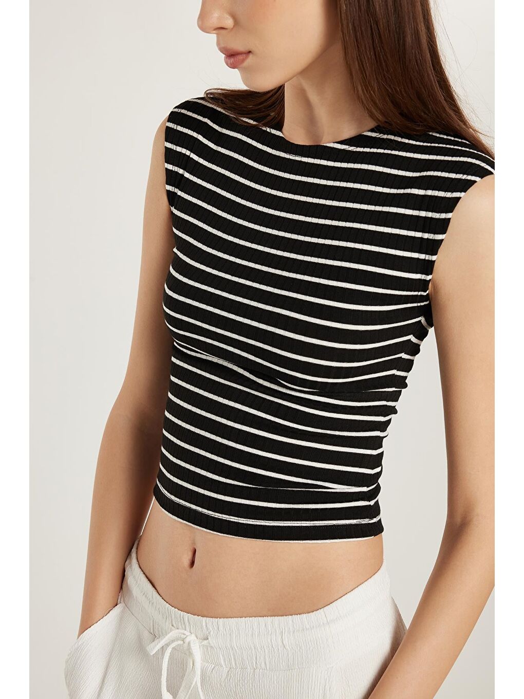 Karışık Kadın Slim Fit Dar Kesim Bisiklet Yaka Çizgili Siyah Tişört-1