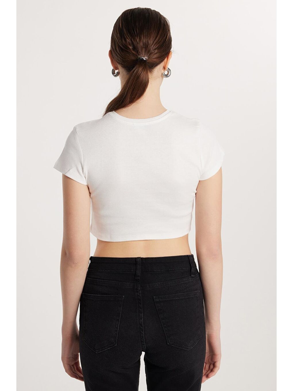 Kadın Slim Fit Dar Kesim %100 Pamuk Bisiklet Yaka Baskılı Beyaz Crop Tişört-4