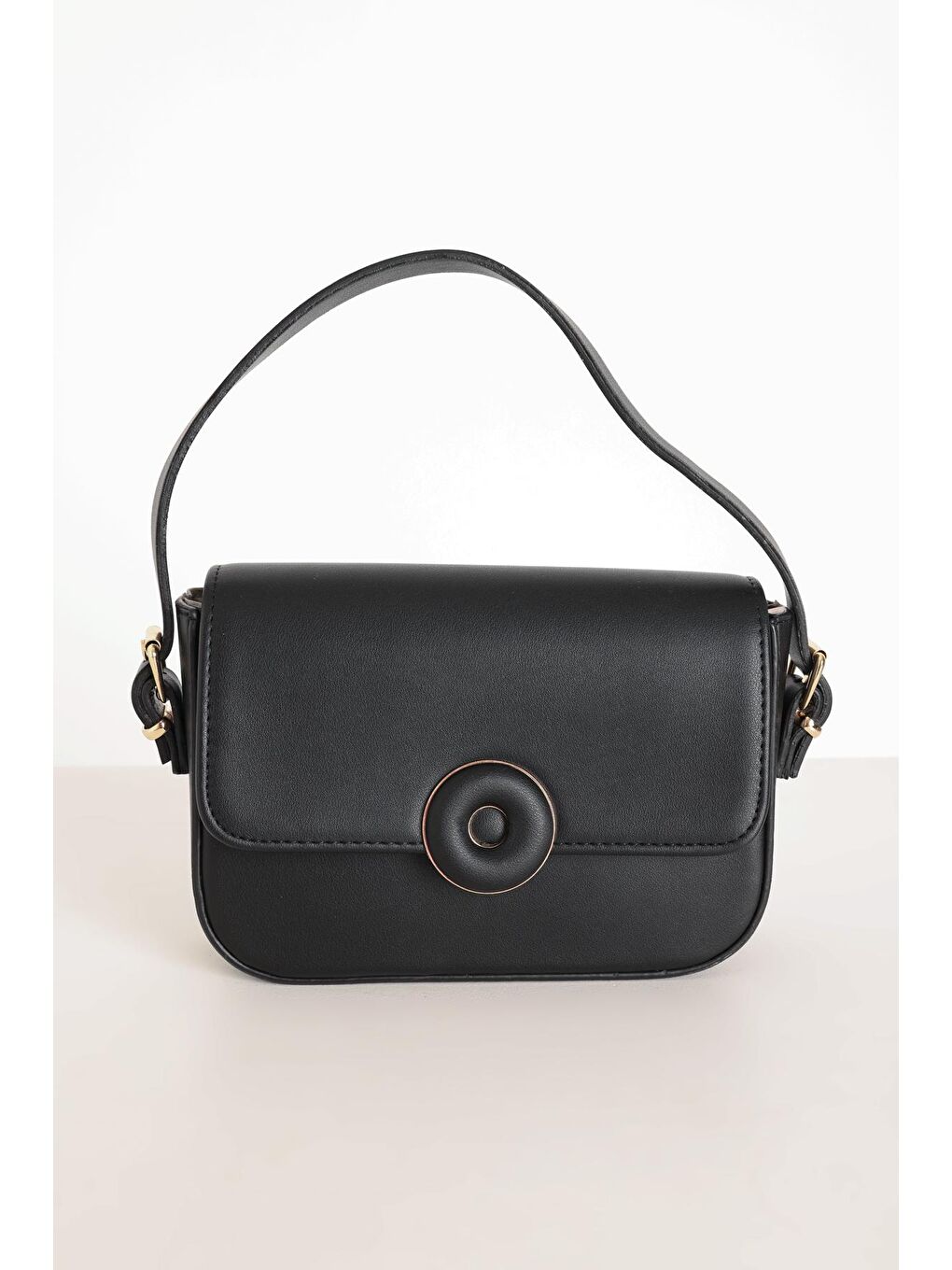 Siyah Kapaklı Omuz Ve Kol Çantası