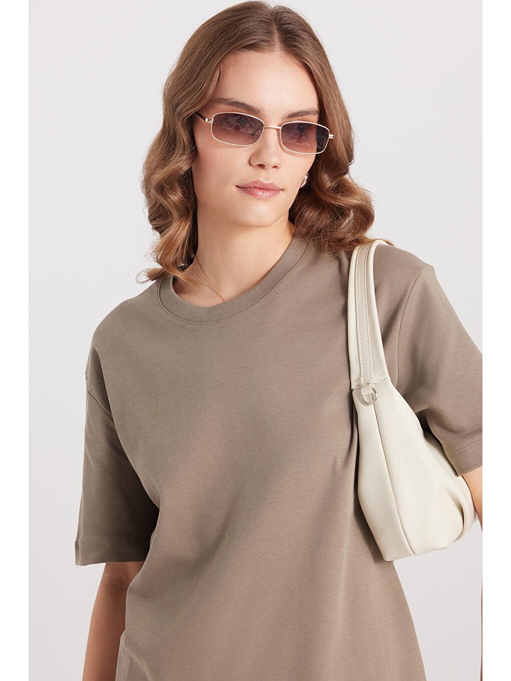 Bej Kadın Relax Fit Rahat Kesim %100 Pamuk Yumuşak Dokulu Hafif Kalın Basic Bisiklet Yaka Taş Tişört