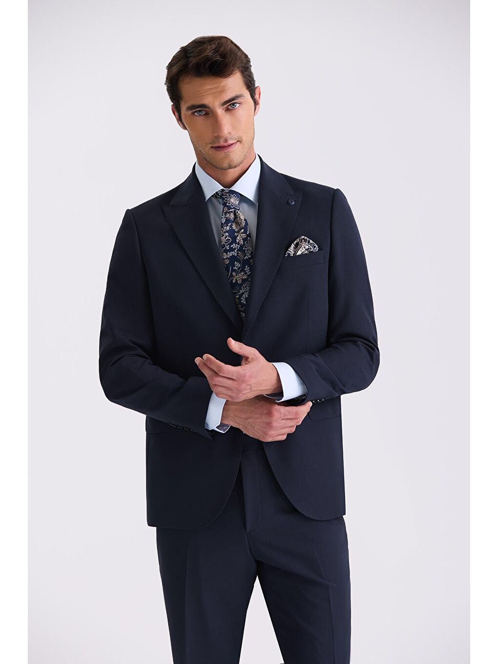 Lacivert Klasik Fit Sivri Yaka Yünlü Takım Elbise-1