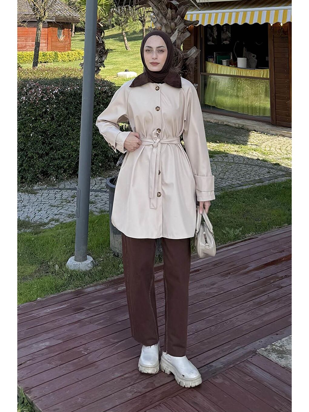 Yaka Detaylı Kısa Trençkot Bej