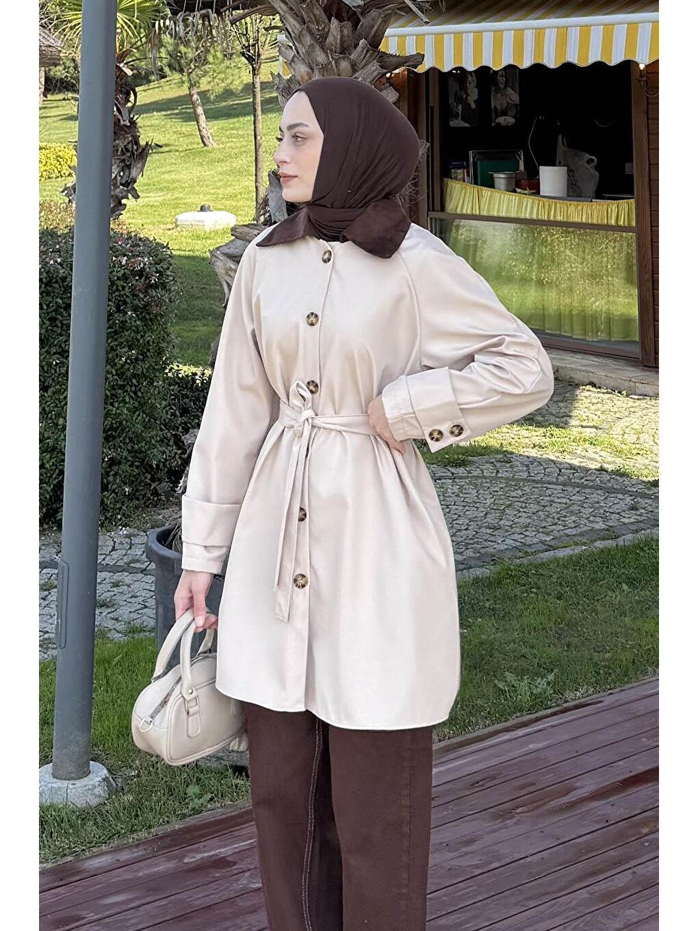 Yaka Detaylı Kısa Trençkot Bej-1