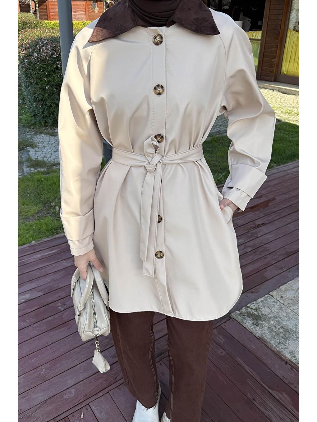 Yaka Detaylı Kısa Trençkot Bej-2