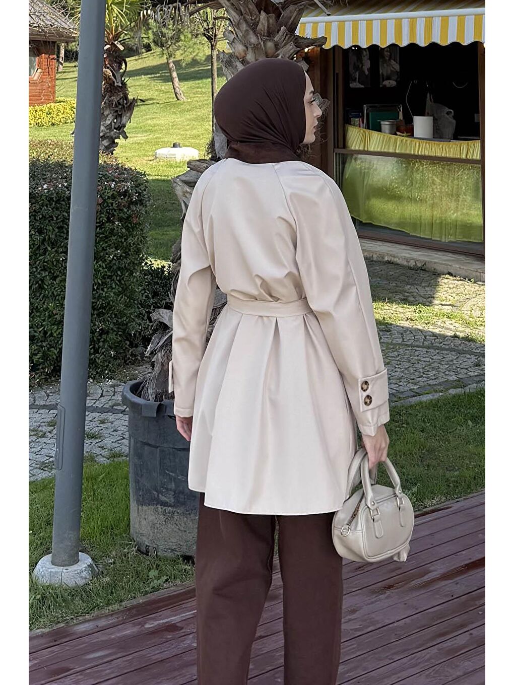 Yaka Detaylı Kısa Trençkot Bej-3