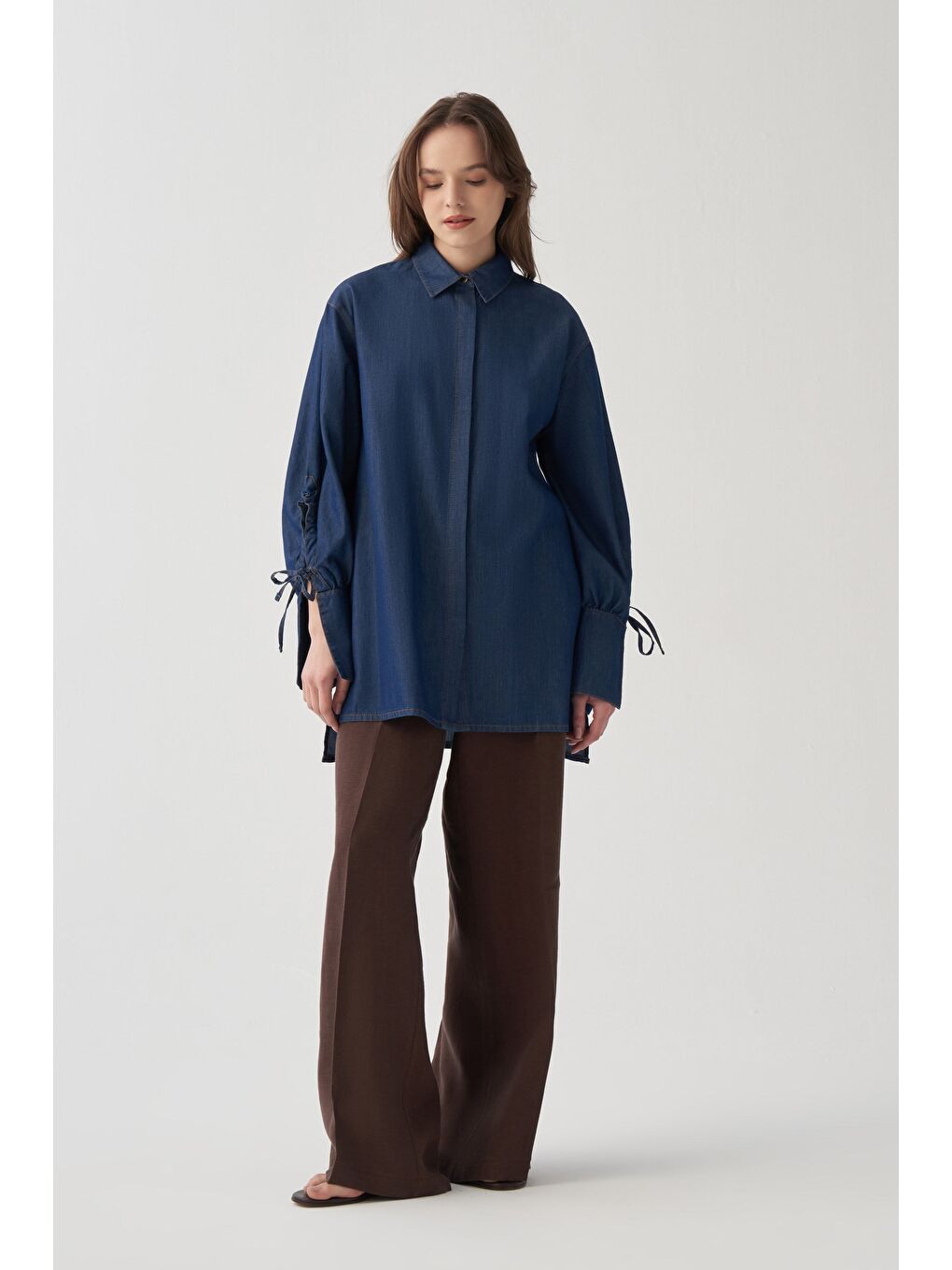 Mavi-Kolu Büzgü Detaylı Denim Gömlek