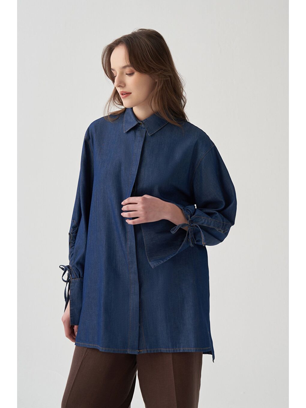 Mavi-Kolu Büzgü Detaylı Denim Gömlek-3