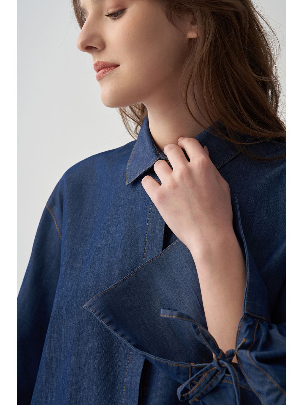 Mavi-Kolu Büzgü Detaylı Denim Gömlek-4