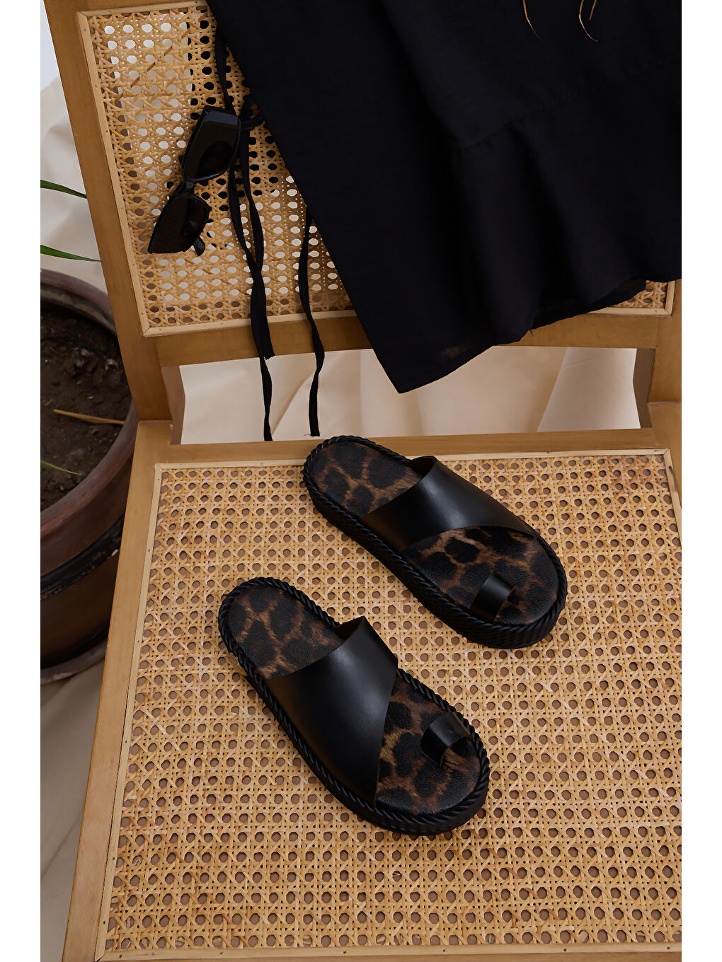 Kadın Siyah Poli Taban Rahat Kalıp Parmak Arası Terlik-1
