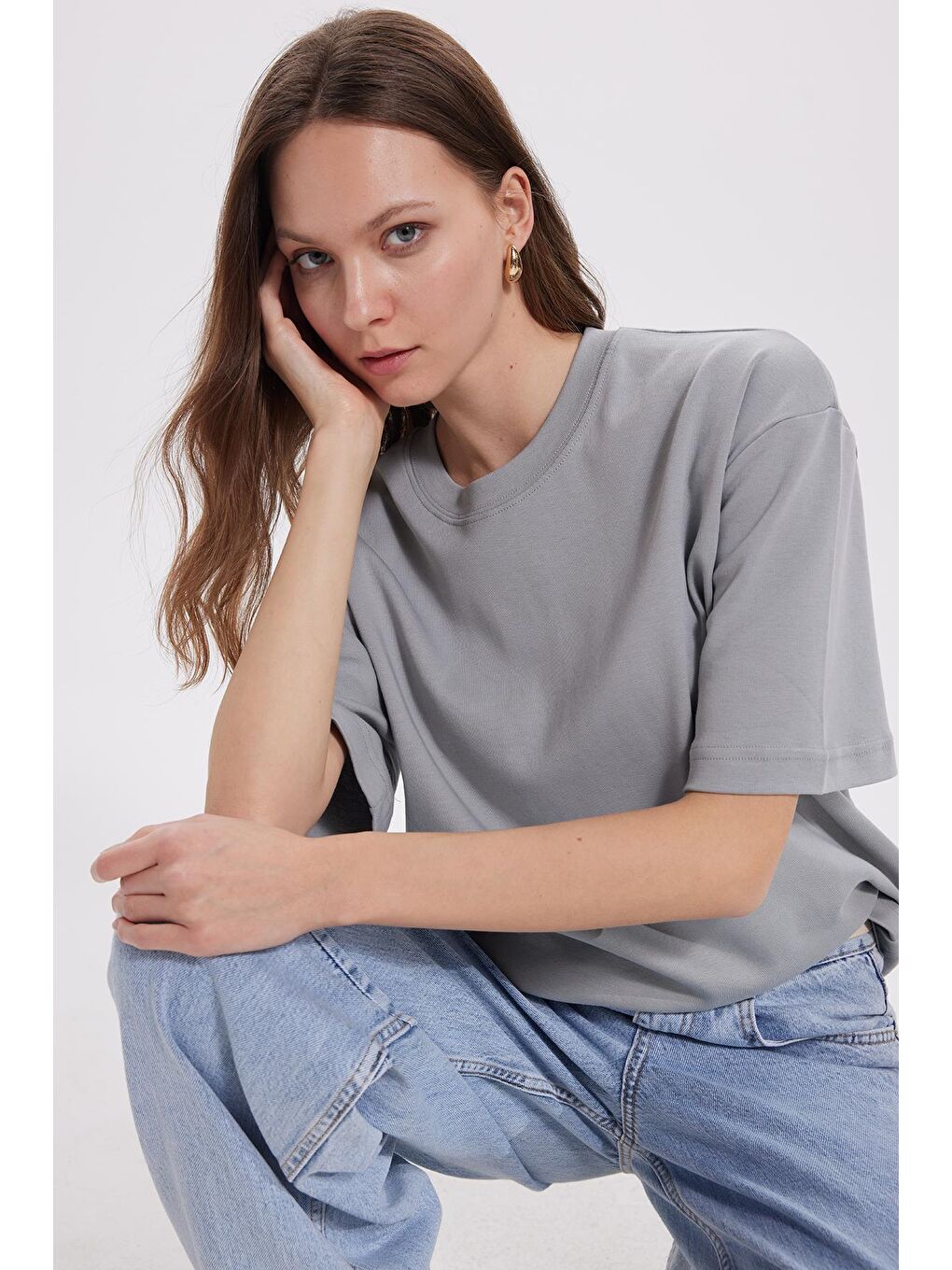 Kadın Oversize Geniş Kesim %100 Pamuk Yumuşak Dokulu Basic Bisiklet Yaka Gri Tişört