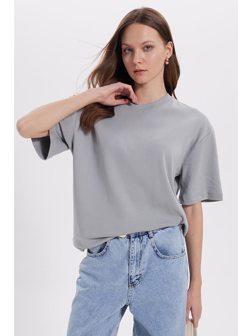 Kadın Oversize Geniş Kesim %100 Pamuk Yumuşak Dokulu Basic Bisiklet Yaka Gri Tişört-1