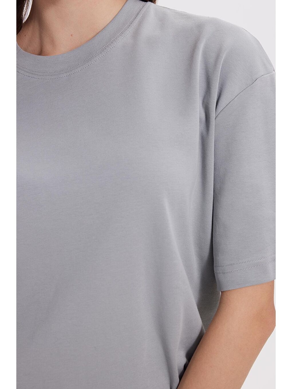 Kadın Oversize Geniş Kesim %100 Pamuk Yumuşak Dokulu Basic Bisiklet Yaka Gri Tişört-3