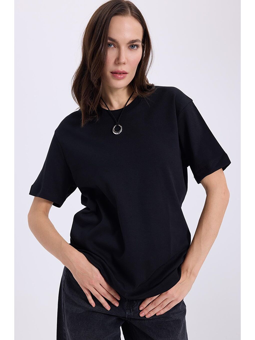 Kadın Relax Fit Rahat Kesim %100 Pamuk Yumuşak Dokulu Hafif Kalın Basic Bisiklet Yaka Siyah Tişört