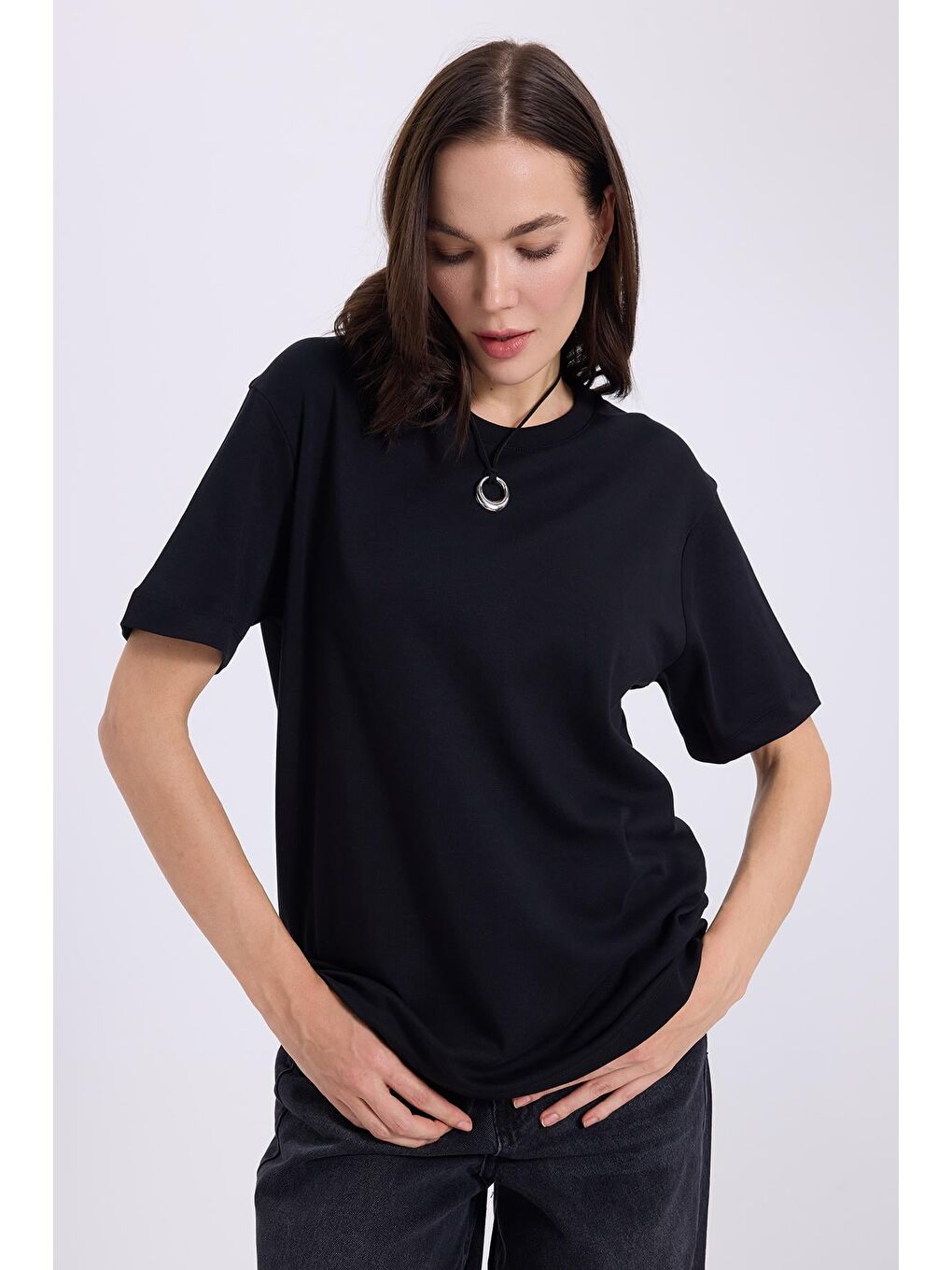Kadın Relax Fit Rahat Kesim %100 Pamuk Yumuşak Dokulu Hafif Kalın Basic Bisiklet Yaka Siyah Tişört-1