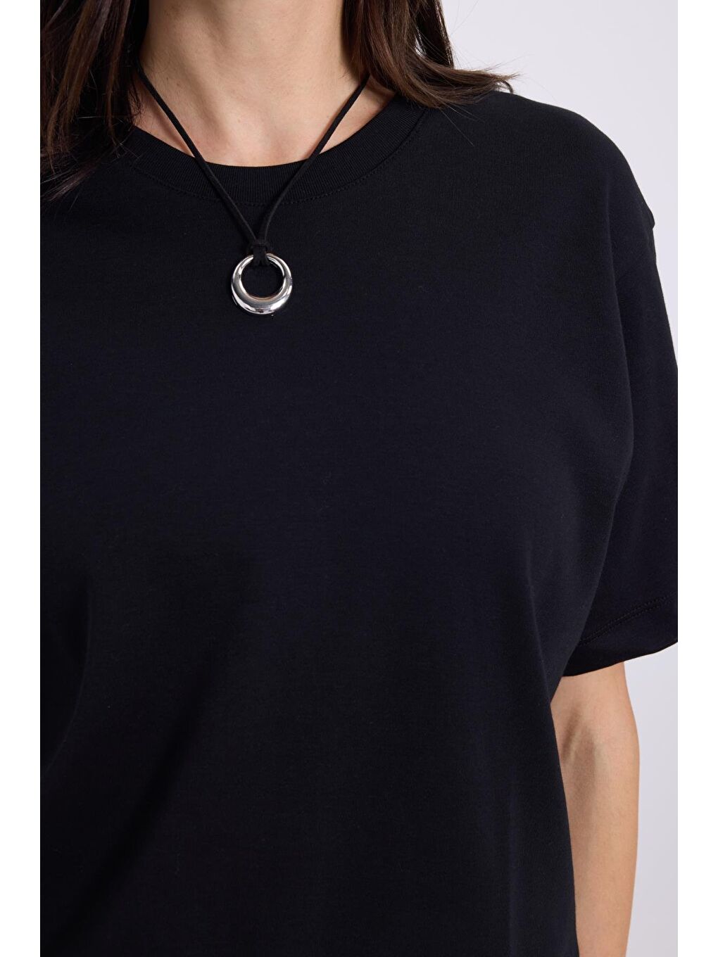 Kadın Relax Fit Rahat Kesim %100 Pamuk Yumuşak Dokulu Hafif Kalın Basic Bisiklet Yaka Siyah Tişört-2