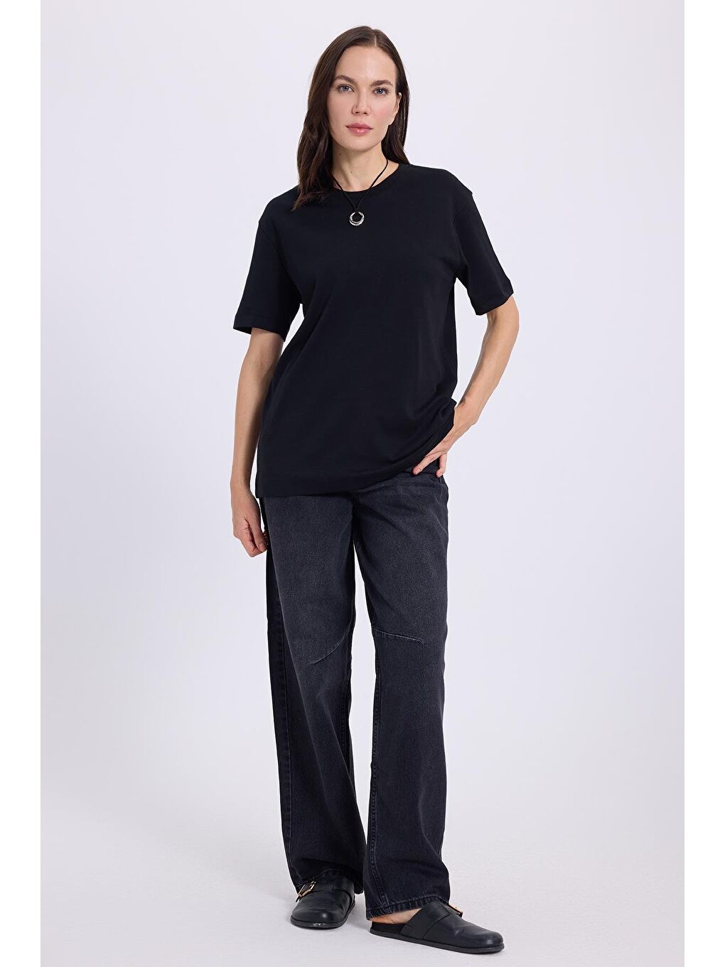 Kadın Relax Fit Rahat Kesim %100 Pamuk Yumuşak Dokulu Hafif Kalın Basic Bisiklet Yaka Siyah Tişört-3