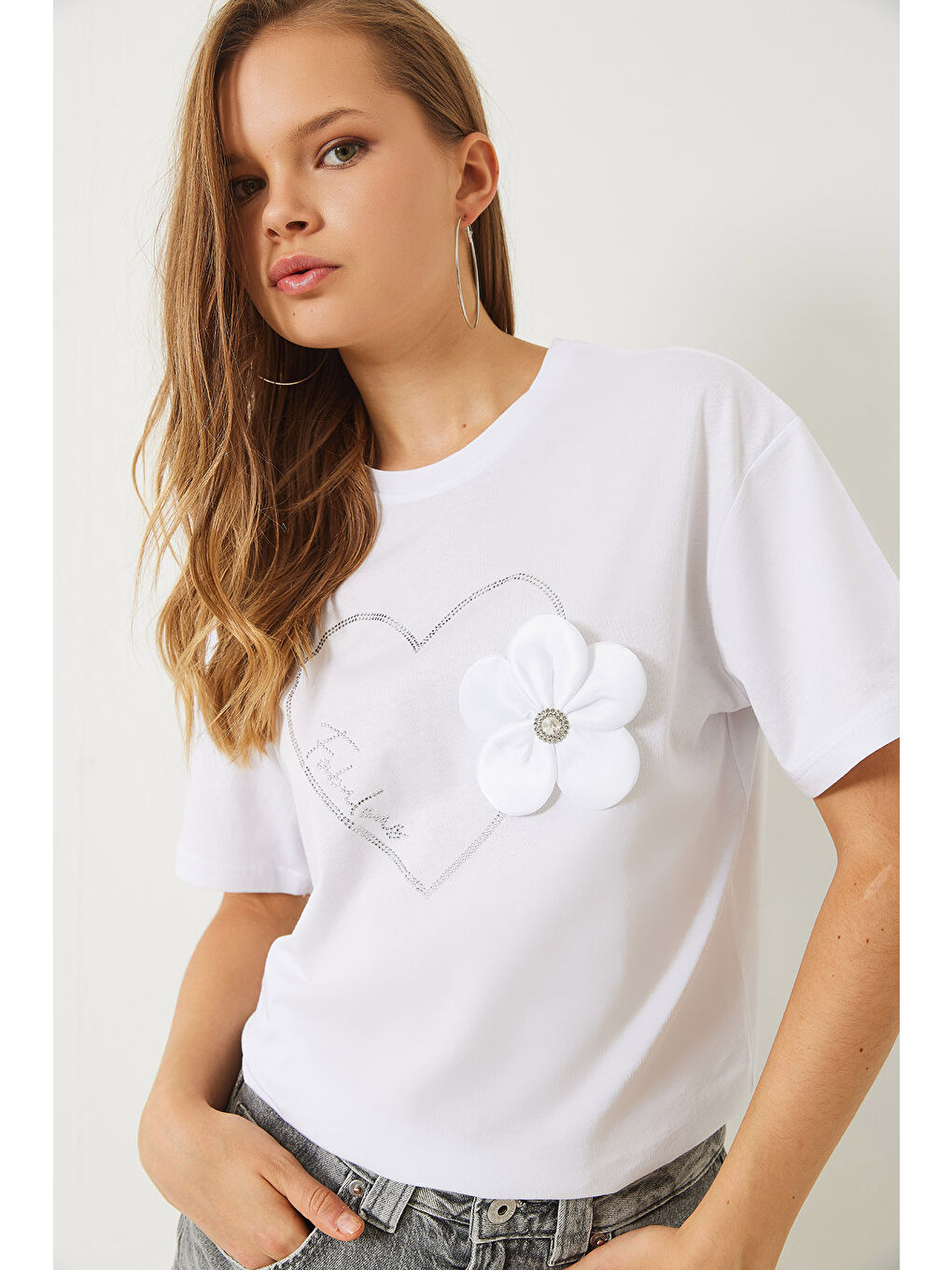 Beyaz Kadın Kalpli Taş Baskılı Çiçek Aksesuarlu Bisiklet Yaka Pamuklu T-Shirt