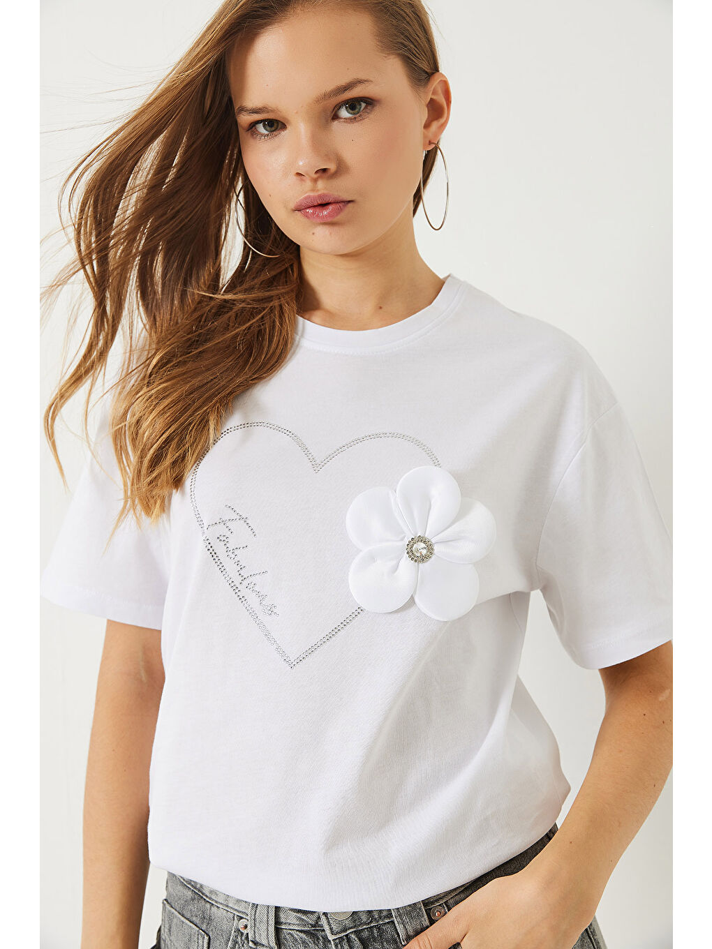 Beyaz Kadın Kalpli Taş Baskılı Çiçek Aksesuarlu Bisiklet Yaka Pamuklu T-Shirt-1