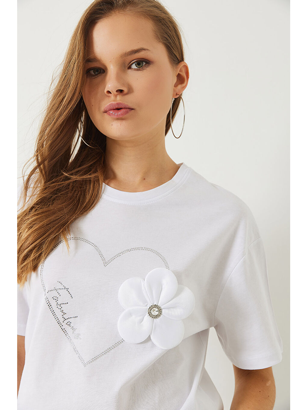 Beyaz Kadın Kalpli Taş Baskılı Çiçek Aksesuarlu Bisiklet Yaka Pamuklu T-Shirt-2