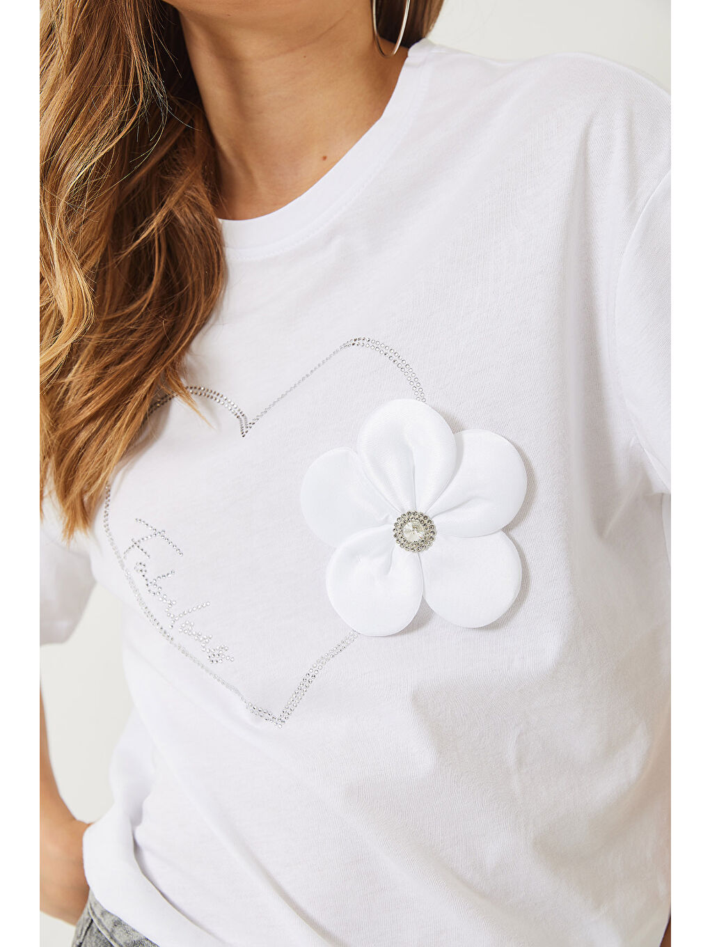 Beyaz Kadın Kalpli Taş Baskılı Çiçek Aksesuarlu Bisiklet Yaka Pamuklu T-Shirt-3