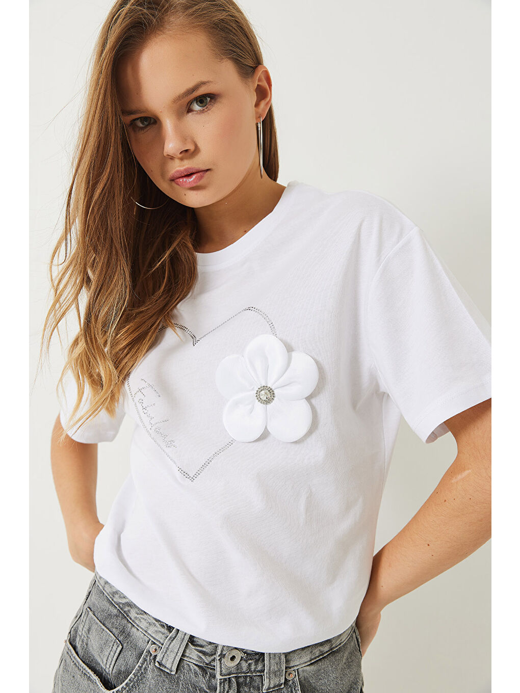 Beyaz Kadın Kalpli Taş Baskılı Çiçek Aksesuarlu Bisiklet Yaka Pamuklu T-Shirt-4