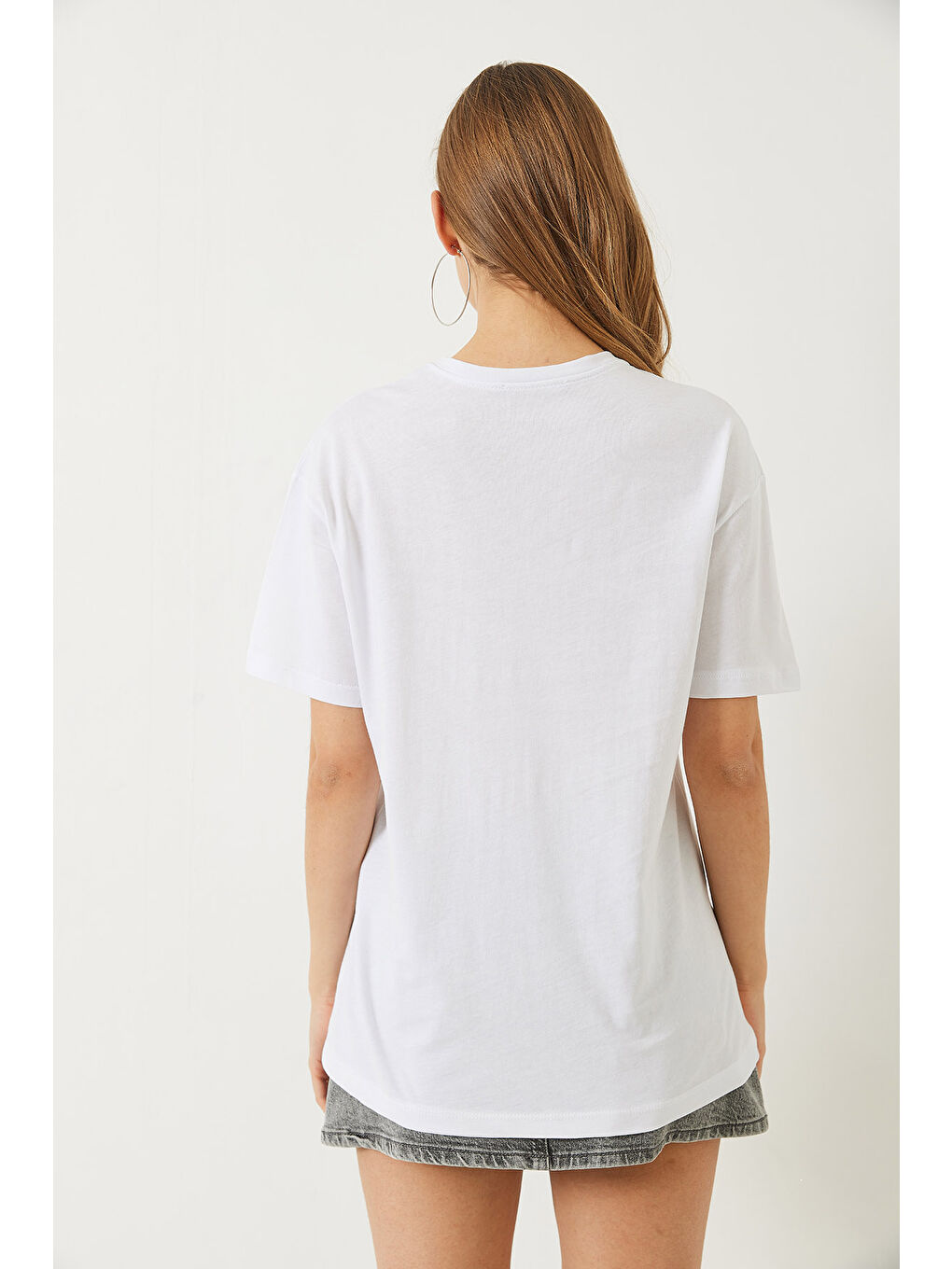 Beyaz Kadın Kalpli Taş Baskılı Çiçek Aksesuarlu Bisiklet Yaka Pamuklu T-Shirt-5