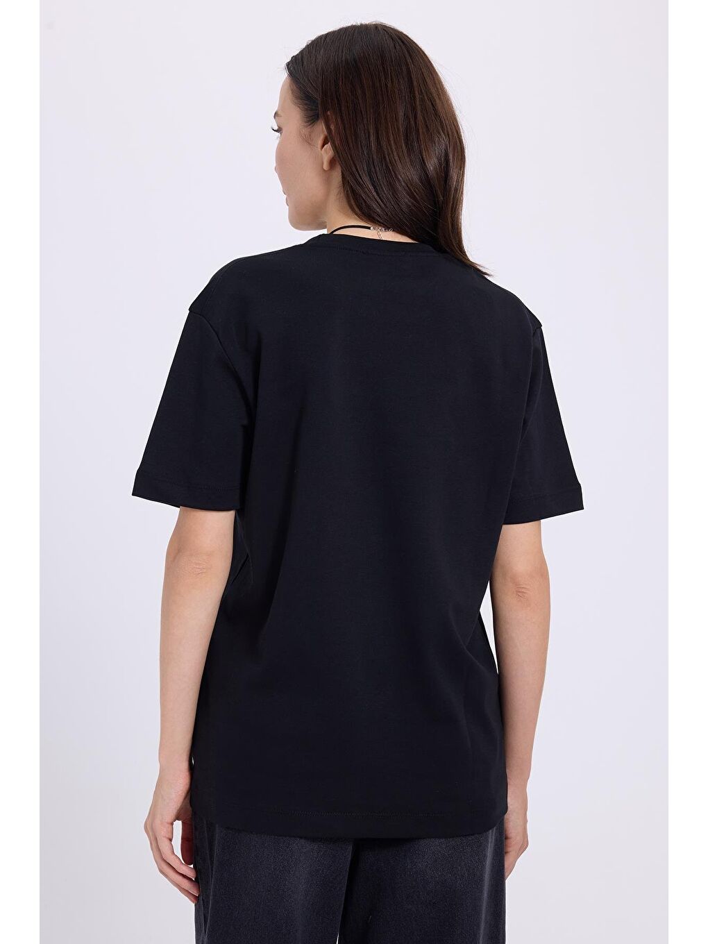 Kadın Relax Fit Rahat Kesim %100 Pamuk Yumuşak Dokulu Hafif Kalın Basic Bisiklet Yaka Siyah Tişört-6