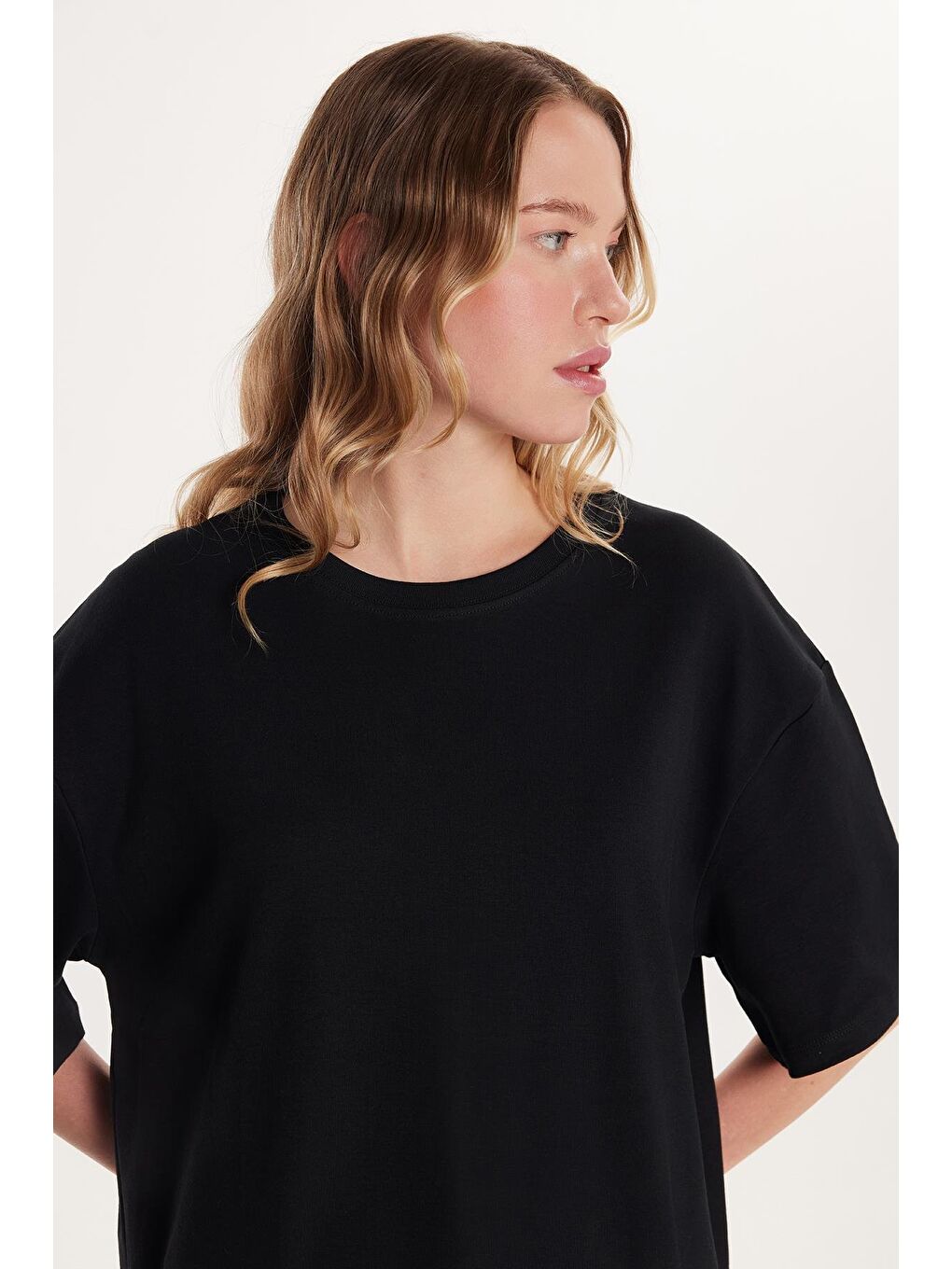 Kadın Relax Fit Rahat Kesim Kısa Kollu Bisiklet Yaka Siyah Tişört-1