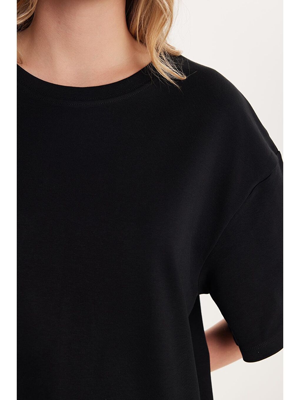 Kadın Relax Fit Rahat Kesim Kısa Kollu Bisiklet Yaka Siyah Tişört-2