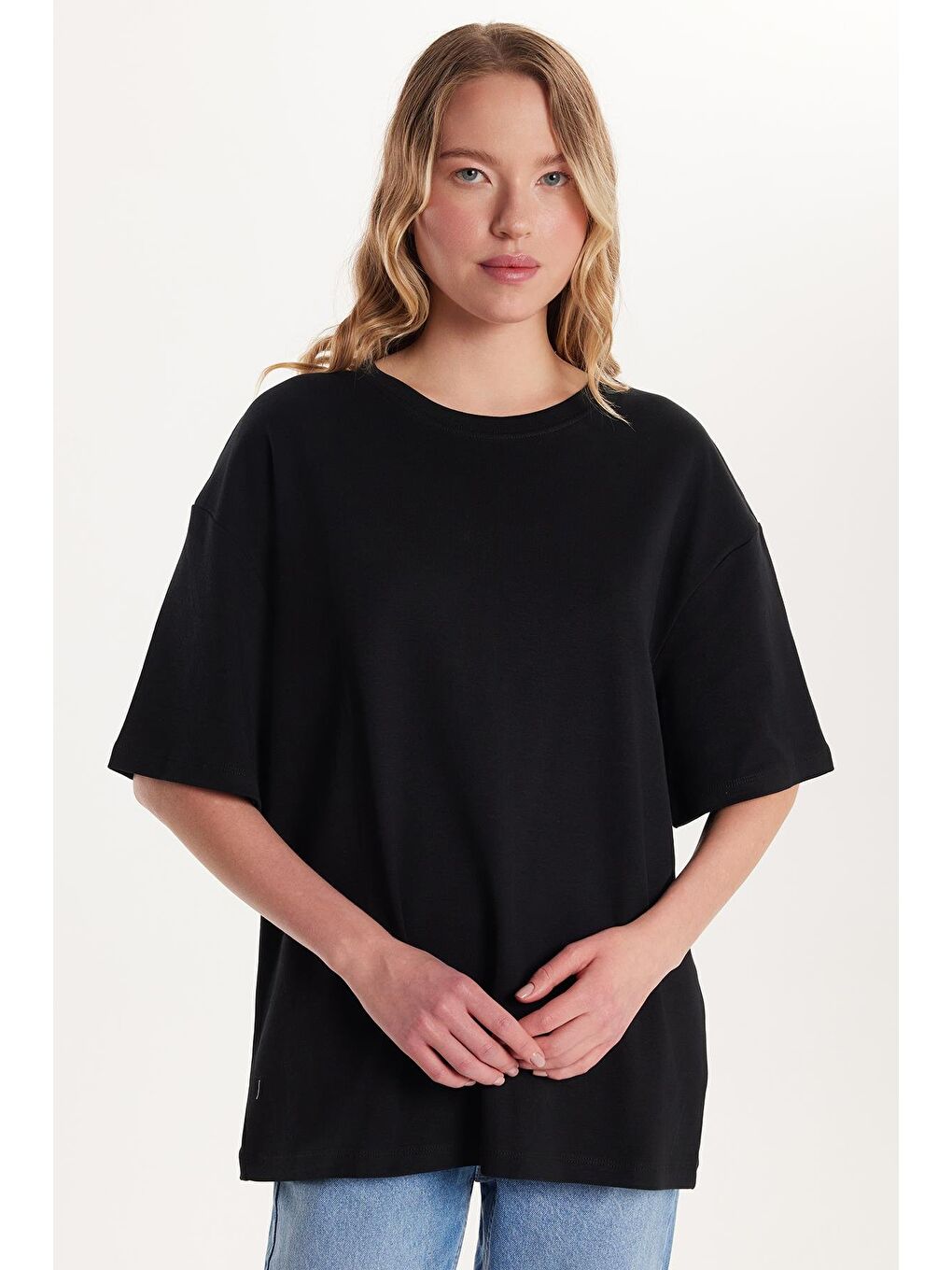 Kadın Relax Fit Rahat Kesim Kısa Kollu Bisiklet Yaka Siyah Tişört-3