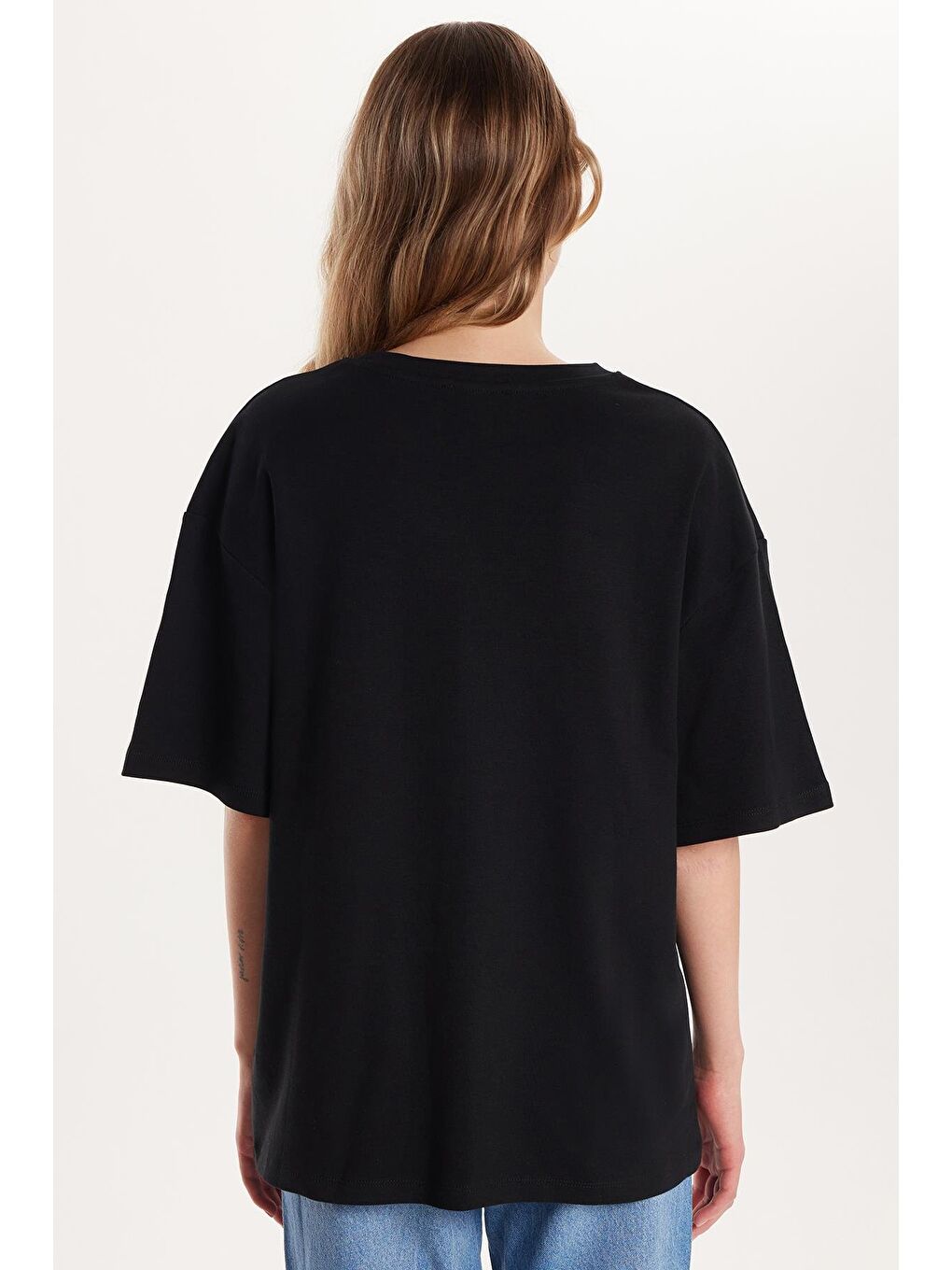 Kadın Relax Fit Rahat Kesim Kısa Kollu Bisiklet Yaka Siyah Tişört-4