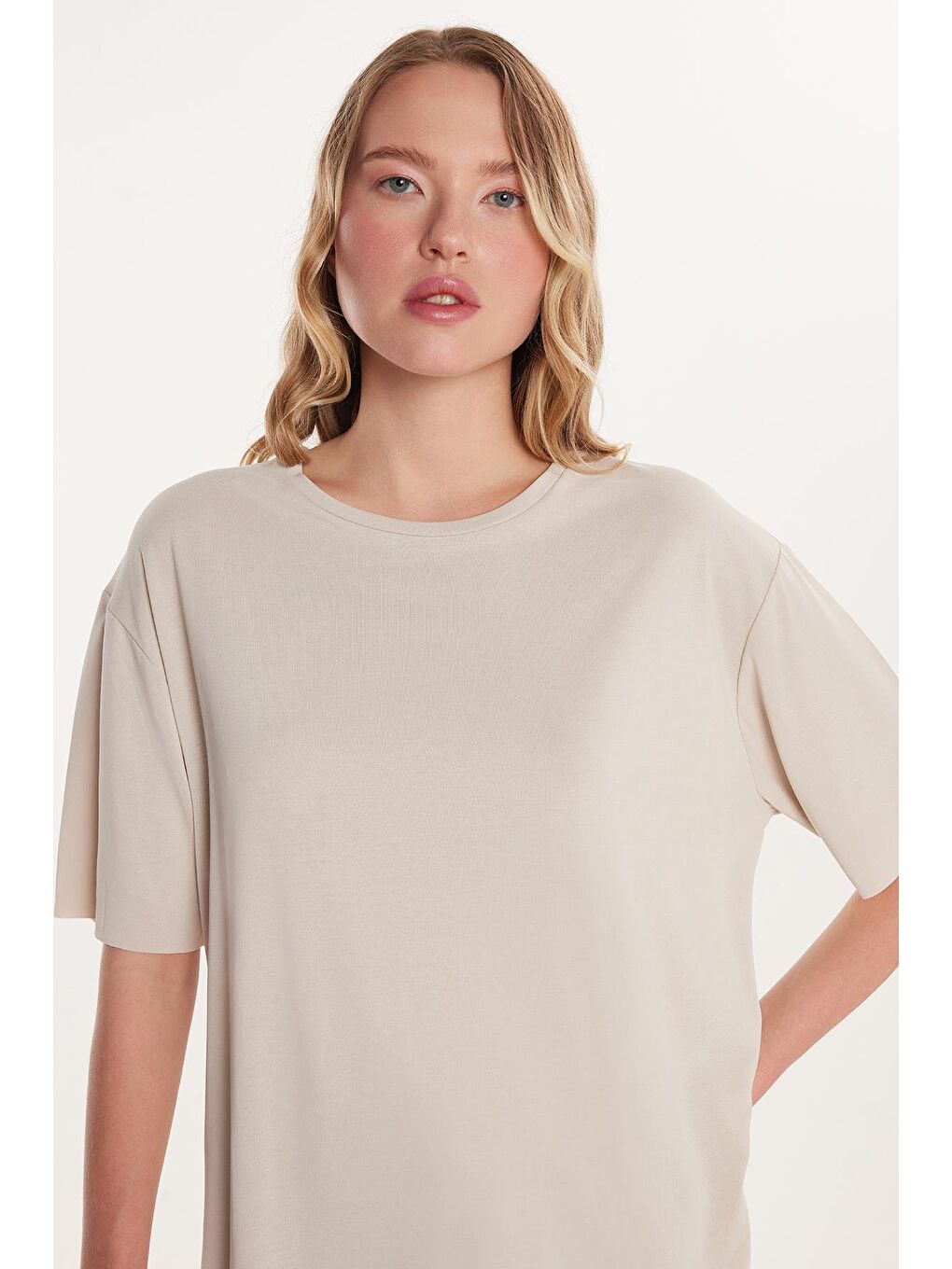 Bej Kadın Modal Kumaş Relax Fit Rahat Kesim Bisiklet Yaka Basic Taş Tişört-1