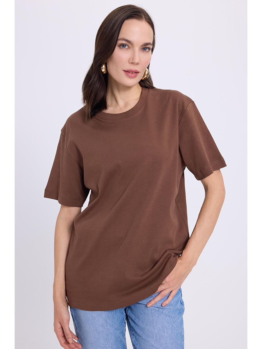 Kadın Relax Fit Rahat Kesim %100 Pamuk Yumuşak Dokulu Hafif Kalın Bisiklet Yaka Kahverengi Tişört-1