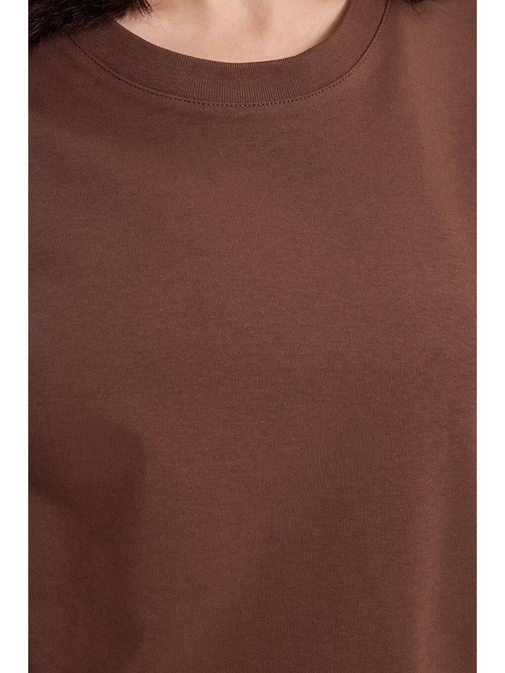 Kadın Relax Fit Rahat Kesim %100 Pamuk Yumuşak Dokulu Hafif Kalın Bisiklet Yaka Kahverengi Tişört-2