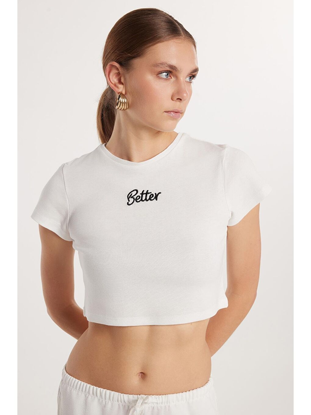 Kadın Slim Fit Dar Kesim %100 Pamuk Bisiklet Yaka Baskılı Beyaz Crop Tişört