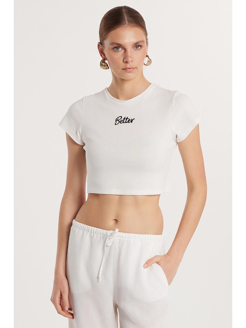 Kadın Slim Fit Dar Kesim %100 Pamuk Bisiklet Yaka Baskılı Beyaz Crop Tişört-1