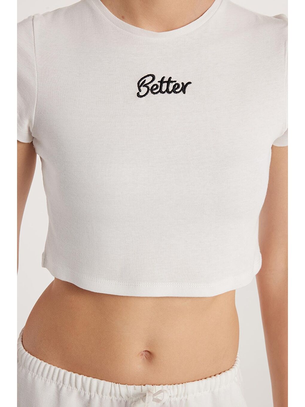 Kadın Slim Fit Dar Kesim %100 Pamuk Bisiklet Yaka Baskılı Beyaz Crop Tişört-2